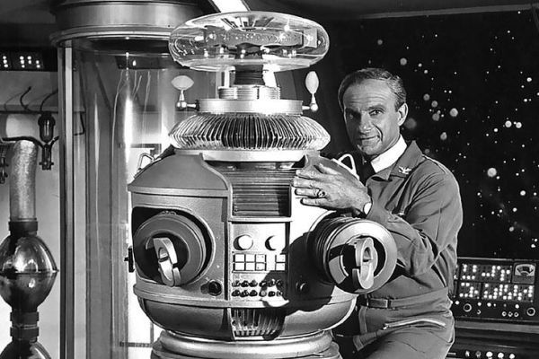 Why I miss the old Dr. Smith and Robot in the Netflix Lost In Space ...